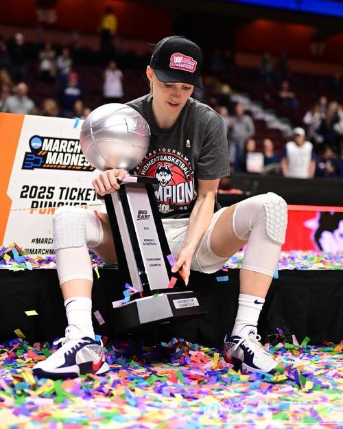 霍姆格伦补篮得手 亚历山大三分未果 霍姆格伦补篮得手 亚历山大三分未果